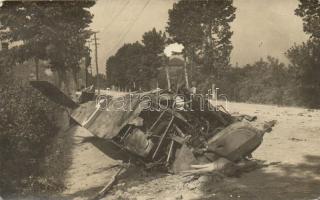 1918 Deme (?) főhadnagy által lelőtt olasz repülő Conegliano-Susegana közötti műúton / Shot down Italian aiplane on the road between Conegliano-Susegana, Italy; photo (EK)