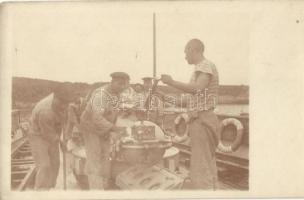 1916 Az SMS Satellit legénysége a fedélzeti torpedóvetővel / Mariner crew of the SMS Satellit, with torpedo launcher on deck
