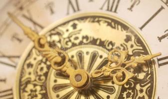 Neobarokk stílusú kandallóóra, bronzírozott  fém vázban, m: 36 cm