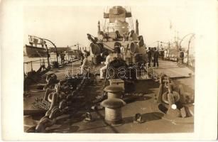 A K.u.K haditengerészet Tegethoff-osztályú csatahajójának fedélzete, tengerészekkel / Mariners on the deck of a Tegethoff-class Dreadnought, Austro-Hungarian Navy, photo (EK)