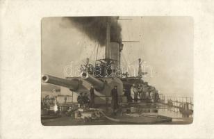 A K.u.K haditengerészet Radetzky-osztályú csatahajójának fedélzete, tengerészekkel, tisztekkel / Officers and mariners on the deck of a Radetzky-class pre-Dreadnought, Austro-Hungarian Navy, photo (EK)