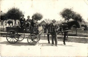 Komárom, Komárno; lovaskocsi, Som Lajos / horse carriage, photo (fa)