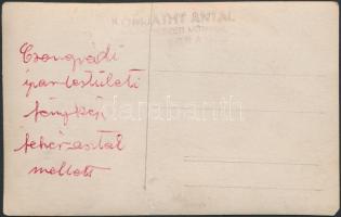 cca 1934 Csongrádi Ipartestület fehér asztal mellett. Jelzetlen, hátoldalon feliratozva. 14x9 cm