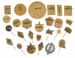 26db vegyes szocialista jelvény, kitűző, közte 1985. "Országos Ökölvívó Úttörő Olimpia Döntő - ...