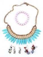 Doboznyi divatos ékszer és óra(2 db): gyűrűk, karkötők, láncok, függők, közte egy fülbevaló-nyaklánc...