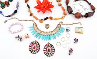 Doboznyi divatos ékszer és óra(2 db): gyűrűk, karkötők, láncok, függők, közte egy fülbevaló-nyaklánc...