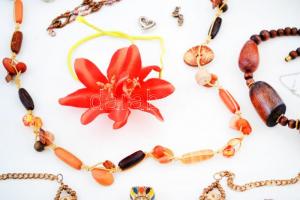 Doboznyi divatos ékszer és óra(2 db): gyűrűk, karkötők, láncok, függők, közte egy fülbevaló-nyaklánc...