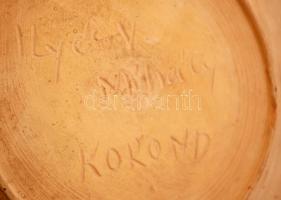 Illyés V Mihály: Korondi dísz tányér, kézzel festett mázas kerámia, apró máz hibával, jelzett, d:24 ...