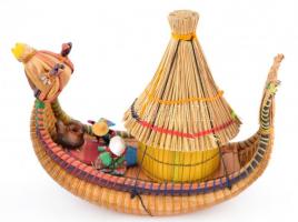 Fonott szalma hajó, figurákkal, indián munka Peruból, h:15 cm
