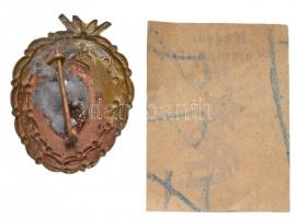 ~1945. "Magyar Kommunista Párt" festett fém jelvény utólag hozzáforrasztott tűvel (27,5x21...