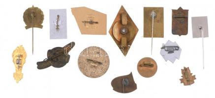 14db-os vegyes magyar és külföldi jelvény és kitűző tétel, közte "Budapest 1954", "Ma...