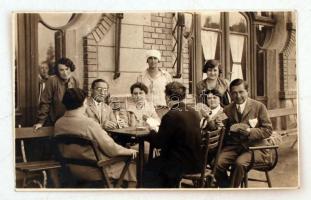 cca 1920-1930 Kártyázó társaság, fotólap, 8,5x13,5 cm