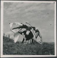 cca 1934 Szöllősy Kálmán (1887-1976) jelzés nélküli vintage fotója Szentpál Olga tánccsoportjának tagjairól, 6x6 cm