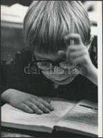 1975 Koncz Zsuzsa: Az iskolában, bemutatva a Magyarország ma című fotókiállításon 1975-ben, a Magyar Munkásmozgalmi Múzeumban, retus nélküli nyerskép, 24x18 cm