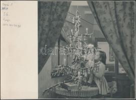 cca 1950 Dezső Pál (Kecskemét): Karácsony este, jelzés nélküli vintage fotó a szerző hagyatékából, 17x17 cm