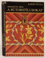 Kaesz Gyula: Ismerjük meg a bútorstílusokat. Bp., 1978, Gondolat. Kiadói egészvászon-kötésben, borítóval.