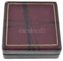 NDK ~1960. "Népek Közötti Barátságért Liga" fém jelvény dísztokban (33mm) T:2
GDR ~1960. ...