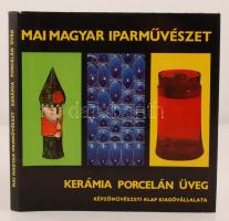 Koczogh Ákos: Kerámia, porcelán, üveg. Bp., 1975, Képzőművészeti Alap Kiadóvállalata (Mai magyar iparművészet). Kiadói egészvászon-kötésben, jó állapotban.