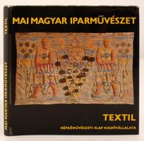 Koczogh Ákos: Textil. Bp., 1975, Képzőművészeti Alap Kiadóvállalata (Mai magyar iparművészet). Kiadói egészvászon-kötésben, jó állapotban.