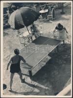 cca 1935 Csík Ferenc (1894-1984): Pingpongozók, jelzés nélküli vintage fotóművészeti alkotás a szerző hagyatékából, 24x18 cm