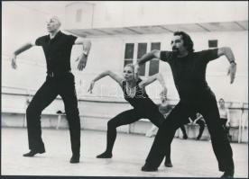 cca 1975 Maurice Béjart (1927-2007) koreográfus Budapesten balett előadást rendez, 15,5x22 cm