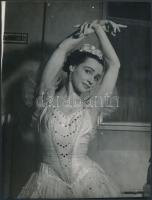 cca 1950 Kotnyek Antal (1921-1990) fotóriporter felvétele a színpad mögött, jelzés nélküli vintage fotó a szerző hagyatékából, 24x18