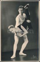 cca 1950 Gewits műtermi fotója balett művészekről, németül dedikálva, pecséttel jelzett vintage fotó, 16x10 cm