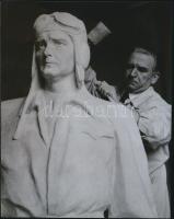 cca 1943 Vitéz nagybányai Horthy István (1904-1942) szobrát készíti Kisfaludy Strobl Zsigmond szobrászművész, korabeli fénykép modern műtárgy másolata, 14,5x11,5 cm