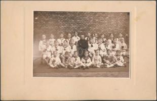 cca 1900-30 Osztályképek különböző iskolákból, 3db, különböző méretben és minőségben, 10x15 cm és 15x20cm között