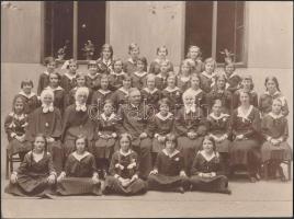 cca 1900-30 Osztályképek különböző iskolákból, 3db, különböző méretben és minőségben, 10x15 cm és 15...