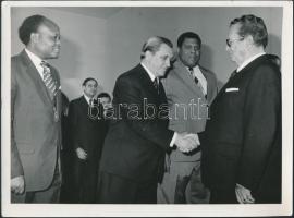 Josip Broz Tito (1892-1980) jugoszláv forradalmár és államfő vendégeivel,köztük Kwame Nkrumah ghánai...