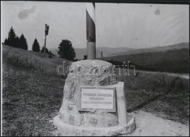 cca 1940 Határkő: átvesszük, megőrizzük, megvédjük, korabeli negatívról készült modern nagyítás, 13x18 cm