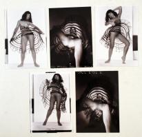 cca 1978 Pörgős szoknya rejtekében, 5 db korabeli, finoman erotikus felvétel modern nagyítása, 13x9 cm / 5 erotic photos, 13x9 cm