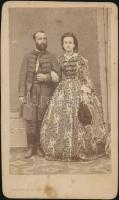 cca 1870 Kiss Károly és neje Auerbach és Kozmata aradi fényképészek műtermében, feliratozott vizitkártya méretű fotó, 10x6 cm