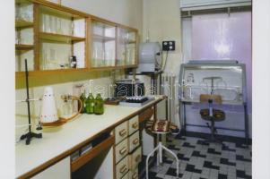 1981 Budapest, VII. ker., Wesselényi utca 30. sz. alatti gyógyszertár belső fotói, 5 db korabeli pro...