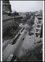 cca 1960 Budapest, Villamosok a Bajcs-Zs. úton, Kotnyek Antal (1921-1990) fotóriporter hagyatékában levő, professzionális felvételről készült modern nagyítás, 18x13 cm
