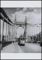 cca 1930 Budapest, villamos a Ferenc József hídon(Szabadság híd), korabeli felvételről készült modern nagyítás 13x18 cm-es fotópapírra