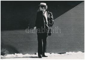 cca 1980 Kump Walter (Linz): Flaneur, feliratozott vintage fotóművészeti alkotás, 12,5x18