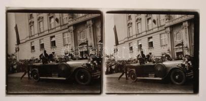 cca 1930 Horthy Miklós kormányzó érkezése gépkocsival, sztereo diapozitív képpár üveglemezen, 6x13 cm