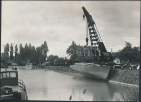 cca 1960 Hajókiemelés Fonyódon, 13x18 cm