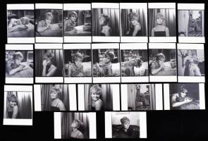 1967 Ruttkai Éva (1927-1986) Kossuth-díjas színésznőről otthonában készült fotósorozat, Kotnyek Antal (1921-1990) felvételei, 55 db korabeli negatívról készült modern nagyítás 15x10 cm-es fotópapírra