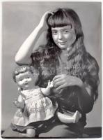 cca 1960 Medgyesi László (Kecskemét): Baba, feliratozott vintage fotóművészeti alkotás, zsűrizési pecsétekkel, sarkain törésnyomokkal, 39x29 cm