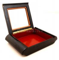 Kínai ékszertartó fadoboz, belül tükörrel kézzel festett díszítéssel, egy lepattanással / Chinese wo...