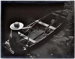 cca 1965 Dezső Pál (Kecskemét): Hazafelé, pecséttel jelzett, feliratozott vintage fotóművészeti alkotás, Malaysia-i zsűrizési pecséttel, 30x39 cm