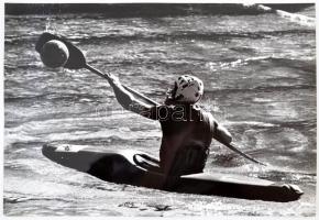 cca 1980 Káplár Balázs: Kajakpóló, feliratozott vintage fotóművészeti alkotás, 27x40 cm