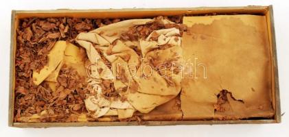 1890 Budapest Erzsébetvárosi Magyar Királyi Dohánygyár. Nagy jelzett fadoboz tele dohánnyal. / Large...