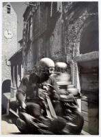 cca 1960 Darkó István: Versenyben, pecséttel jelzett, feliratozott vintage fotóművészeti alkotás, ollózott és ragasztott fotómontázs, 39x28 cm