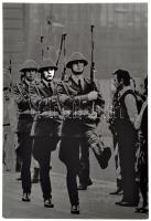 cca 1980 Ujhelyi István: Díszlépés, pecséttel jelzett, feliratozott vintage fotóművészeti alkotás, cseh zsűrizési pecséttel, 39x27 cm