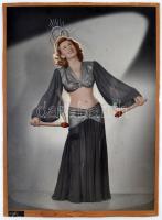 cca 1940 Férfi szívek lángra lobbantója, jelzés nélküli vintage fotó Fekete György (1904-1990) budapesti fényképész hagyatékából, kartonra kasírozva,28x38 cm, karton 40x30 cm