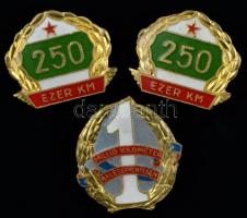 ~1970-1980. "250 ezer km" zománcozott fém jelvény balesetmentes közlekedésért (2x) + "1 millió km balesetmentesen" zománcozott fém jelvény T:2